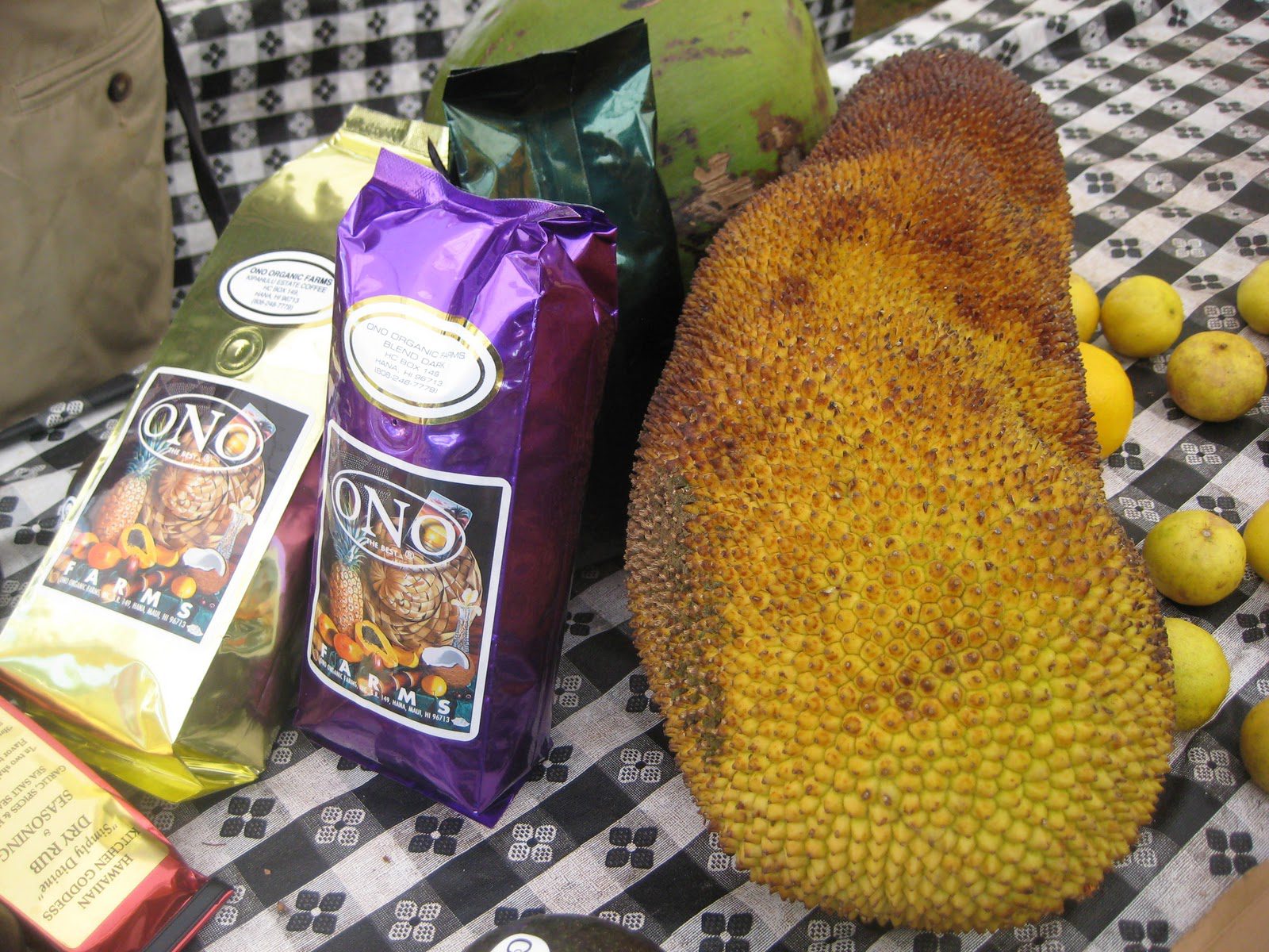 Maui Organic Farms - Jackfrukt och kaffe på ett bord för försäljning